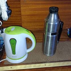 2 Kannen heißes Wasser vorgekocht