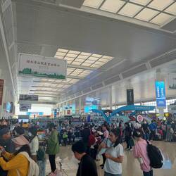 Der Bahnhof gleicht eher einem Flughafen, sehr faszinierend 😀