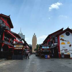 Schöne Streetfood Gasse mit Pagode im Hintergrund