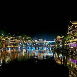 Fenghuang bei Nacht