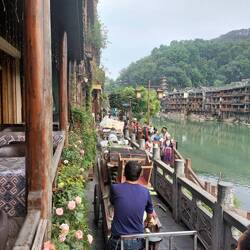 Stau in den schmalen Gassen wegen dem Warentransport 😅