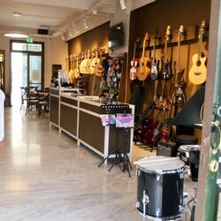 Lustig, rechts Musikinstrumente, links Cafe