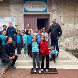 Ein Teil der Kinder der Grundschule und zwei Lehrkräfte