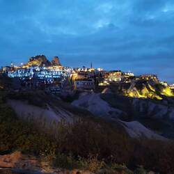 Uchisar im nächtlichen Schein