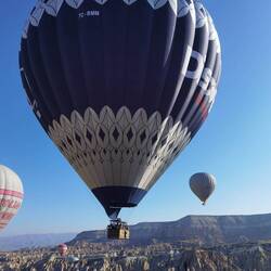 Lukas steht vorne am Rand und ein Ballon fliegt nur wenige Meter an ihm vorbei.