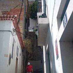 Überall Gassen und Treppen, oben ein Kirchturm daneben ein Restaurant