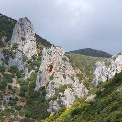 Vor uns das Meer und hinter uns die Berge