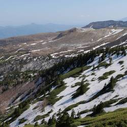 Von dort gibt es diesen Ausblick und es geht nunmehr bergab