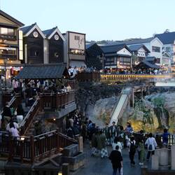 Der zentrale Platz mit Schwefelquelle