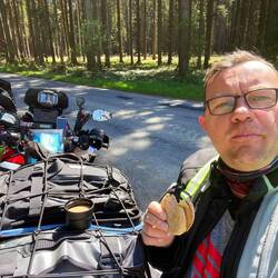 mein vorbereitetes Mittagessen, ein Brötchen mit Salami und Käse