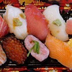 Leckeres Sushi (umgerechnet 6,50 Euro aus dem Delikatessen-Supermarkt in Saku)