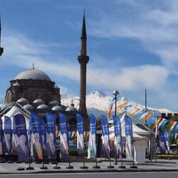 Wahlbanner, die Bürüngüz Cami (Moschee) und im Hintergrund der Erciyes Dagi (3916m)