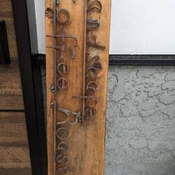 Auch das Schild der Rösterei ist aus alten Nägeln und Bolzen gemacht.