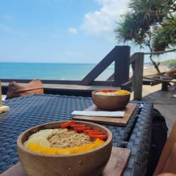 Smoothie Bowl direkt am Meer