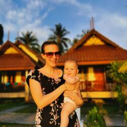 Im Hintergrund der Bungalow für 4 Nächte direkt am wunderschönen Haad Yao Strand