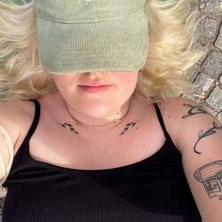 En välbehövd paus på en parkbänk