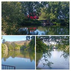Einfach so am Straßenrand ein Stausee, oben auf dem Berg, ganz still, schön