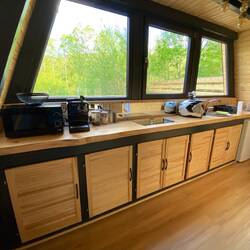 die voll ausgestattete Küche