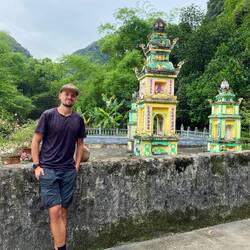 Động chùa Bàn Long Tempel