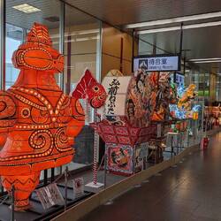 Einige Laternen des vergangenen " Nebuta Matsuri" Festivals im Bahnhof Aomori
