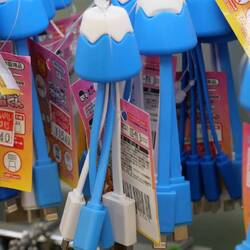 Kitsch, aber auch schöne Souvenirs gibt es hier vom Fuji