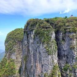 Die Wege führen in schwindelerregender Höhe um die Felsen herum 😳