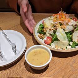 ...und einen Salat mit Walnüssen, Blauschimmelkäse und Apfel für Katti