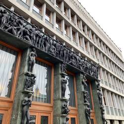 Parlamentet med en skulptur från 1960