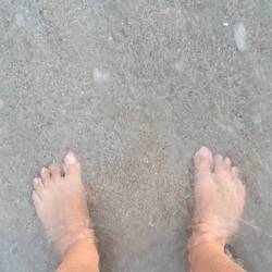 Zum ersten Mal mit den Füßen im Meer