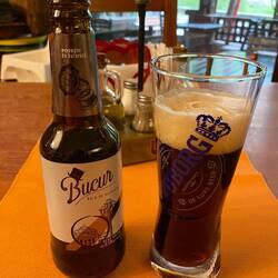 er ist ein dunkles, lokales Bier