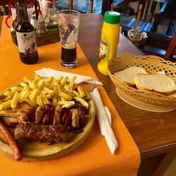 dann eine gemischte Grillplatte mit Geflügel und Schweinefleisch