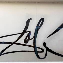 Dalis Unterschrift in Schaufenster-Größe, selbst schon fast ein Kunstwerk...