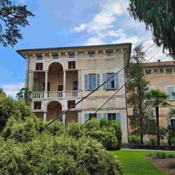 Palazzo Boromeo, see the ropes holding up the tree?