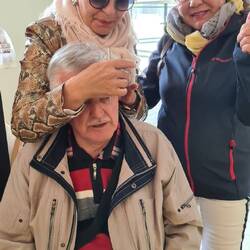 Schweigi hat Kopfschmerzen und wird behandelt