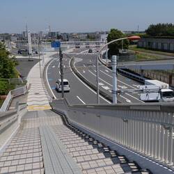 Pacific Cycle Route - anfangs am Highway entlang, Kreuzungen mit großen Brücken gequert