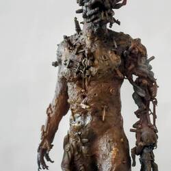 Doppelt weird! Die Figur ist zwar nur 30cm groß, macht es aber nicht weniger gruselig.