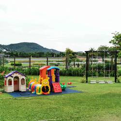 Süßester Flughafen der Welt ☺️ Schaukeln mit Blick auf die Landebahn