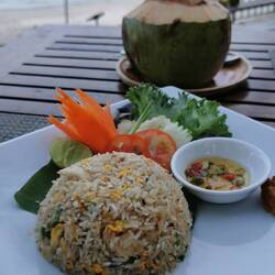 Lieblingsessen: gebratener Reis mit Gemüse und Hühnchen und dazu eine frische Kokosnuss