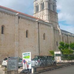 Schlichte große Kirche, innen ganz einfach