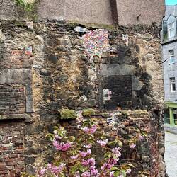 Schaut mal, womit die Löcher geschlossen wurden 😄: lauter Klemmbausteine (Lego?)