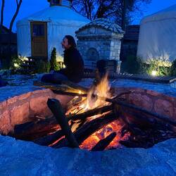 gemeinsam sitzen wir bei Gesprächen und Bier am Lagerfeuer gesprochen mit Englisch