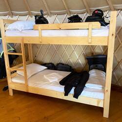 Der übliche Unrat versteckt sich hinter dem Bett