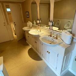 Die Besuchertoilette (Herren). Selten so gut im Zustand und Ausstattung erlebt.