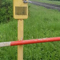 andere Länder, andere Technik🤣. Die Bahnschranke öffnete sich tatsächlich nur für uns