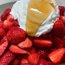 Erdbeeren mit Yoghurt und Bienenkotze