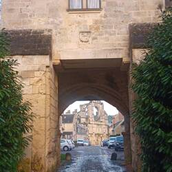 Blick andersherum, durchs Tor zur Abtei