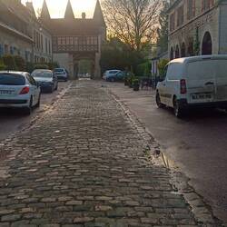 Schönes Tor in den Ort, aber das ist auch schon der ganze Ort