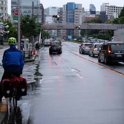 Ankunft in Tokyo bei leichtem Regen. Selbst auf größeren Straßen hält sich der Verkehr in Grenzen