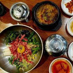 bibimbap with raw beef