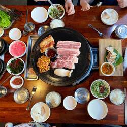 Korean bbq on Jeju with famous local black pork 🐷 and lots of lettuce 🥬